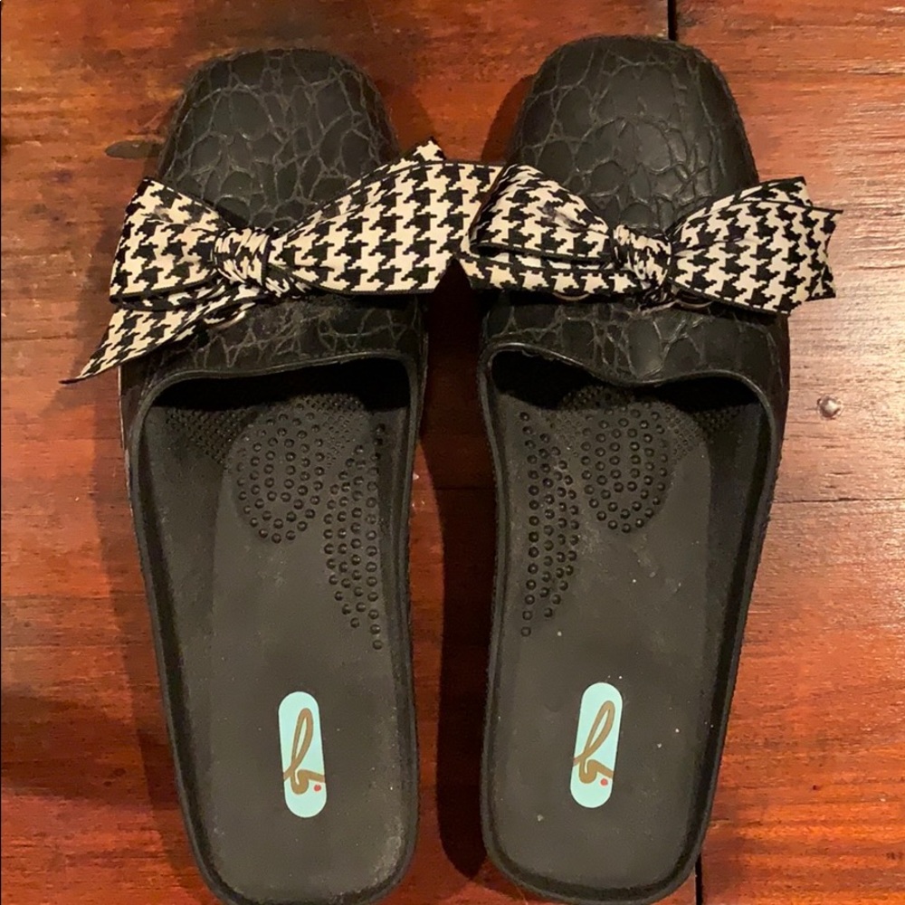 OKA.b slides w/houndstooth bows so cute! M/L 9-10